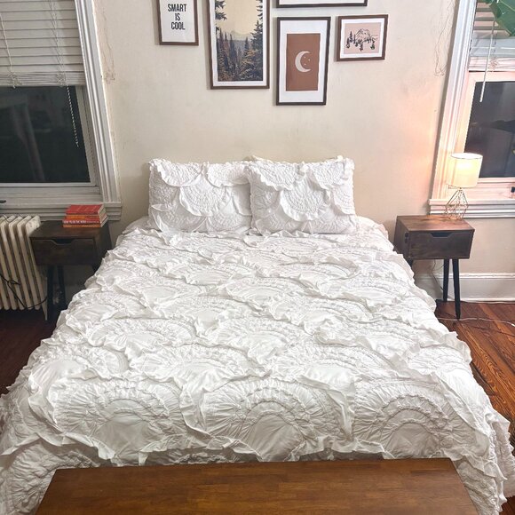 Like New Anthropologie Queen Sized Rivulets Quilt in White with 2 Shams - Picture 4 of 6